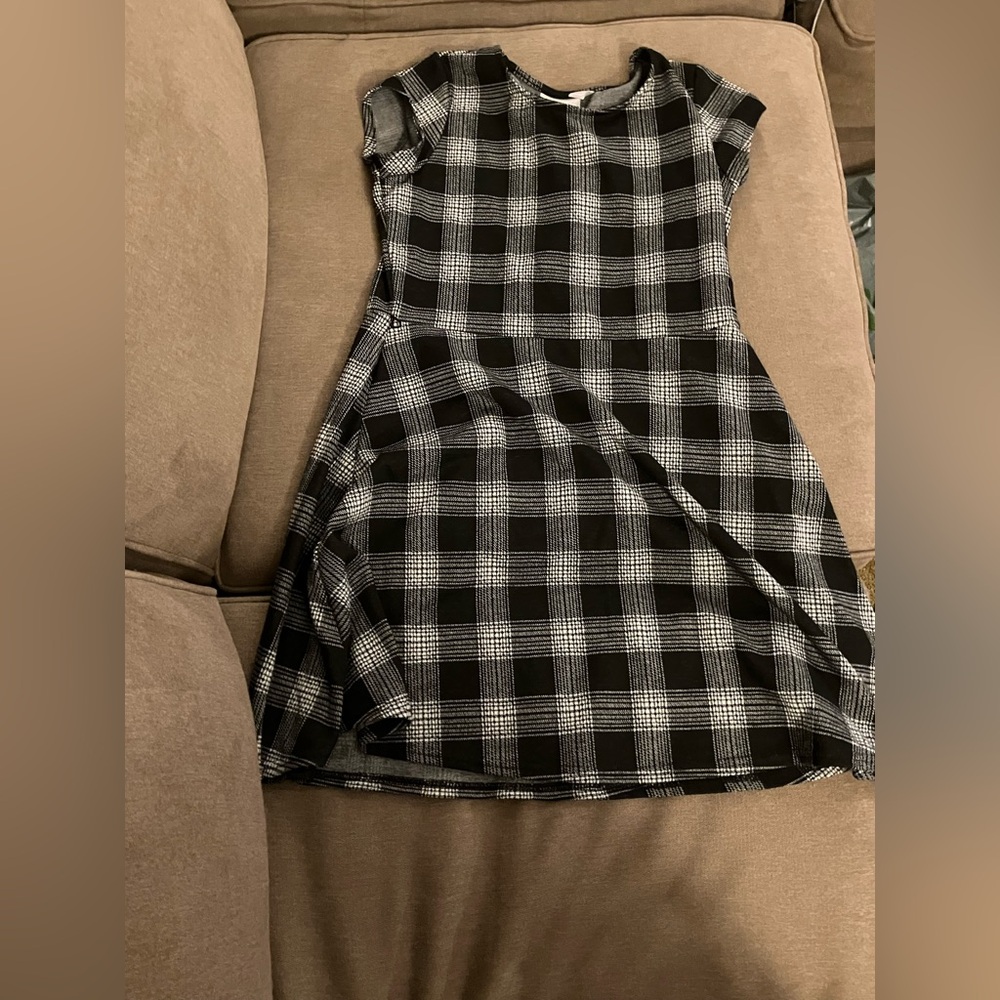 Slightly worn dress from children’s place. This dress is a size 16.